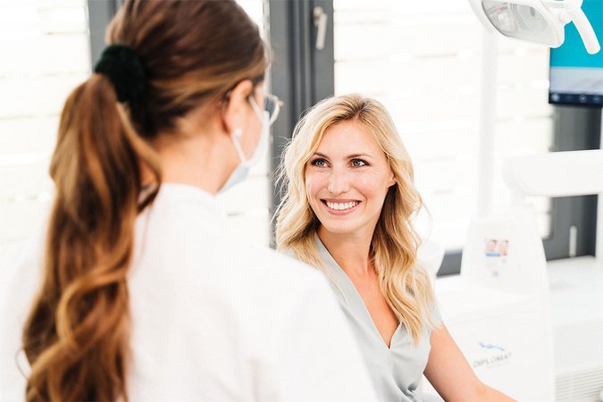 Zahnärztin Patientin AllDent